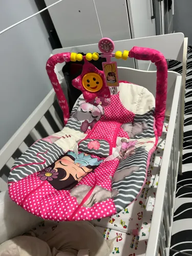 Cadeirinha que vibra + banheira rosa