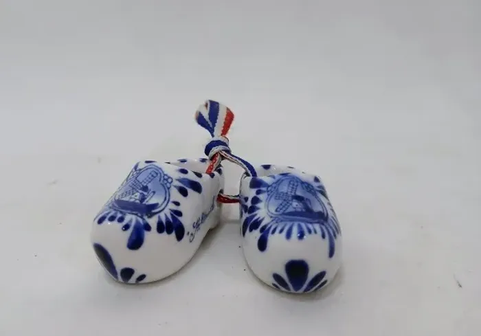 Antigos Sapatos Holandeses de Porcelana com Pinturas Originais - Anos 70 - Medindo 5cm