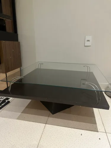 Mesa de centro com tampão de vidro