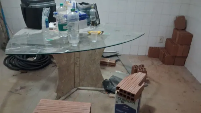 Mesa em forma de triângulo com base da cor bege Bahia