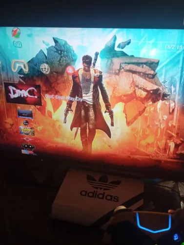 PS3 vendo ou troco por um celular tem vários jogos controle personalizado e o outro normal