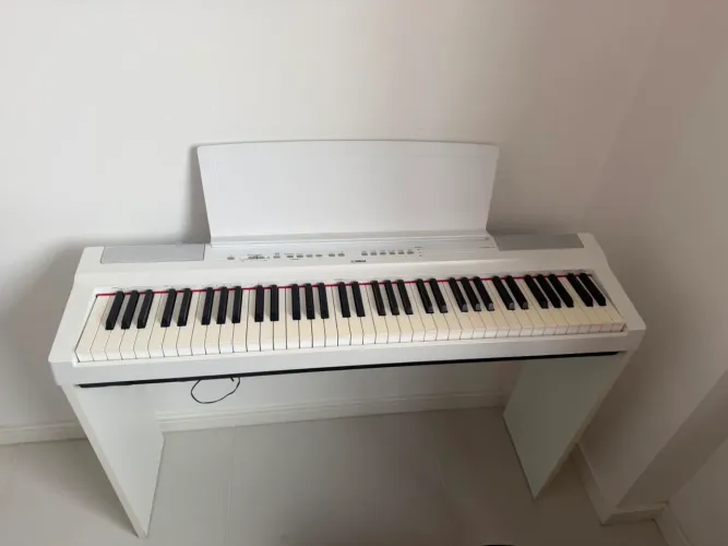Piano Digital Yamaha P-121 Branco 73 Teclas + Móvel/Suporte