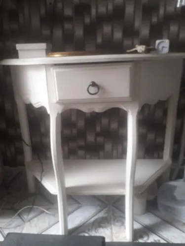 Vendo console de madeira na cor branco 