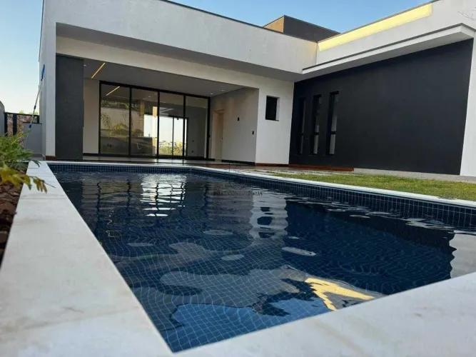 Casa Térrea de Alto Padrão: 3 Suítes, Vista para a Praça e Lazer Completo