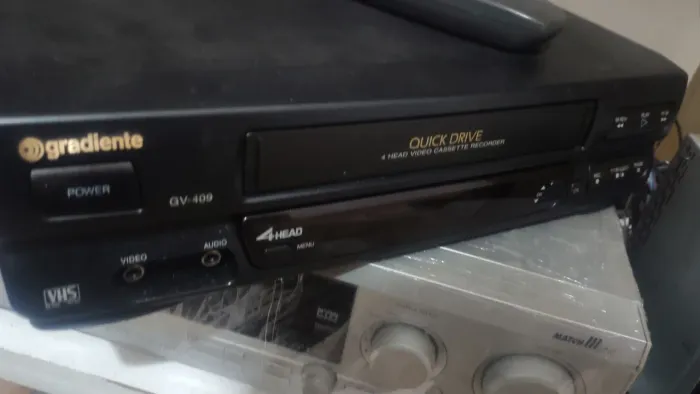 80,00 VIDEO K7 GRADIENTE RETRÔ, CONTROLE. NÃO APARECE VÍDEO NA TELA SO AUDIO MAL CONTATO .