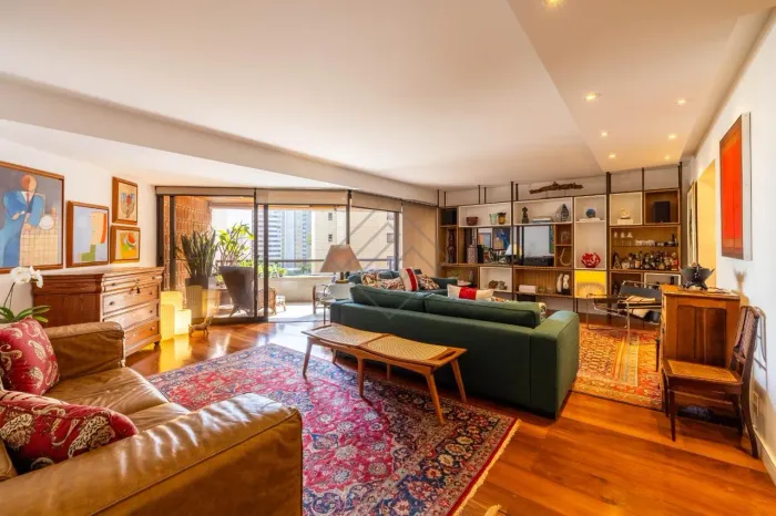 Apartamento com 4 Quartos e 5 banheiros à Venda - 246 m²