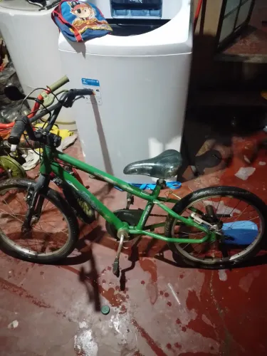 Vendo bicicleta com os dois pneu macho sem os dois freio mais funcionando bem.