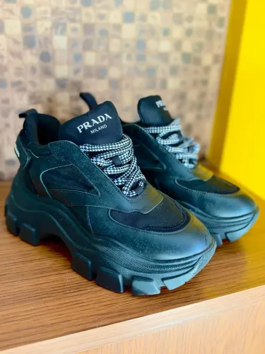 Tênis ORIGINAL Prada Couro Preto, Nylon e Fechamento de Couro