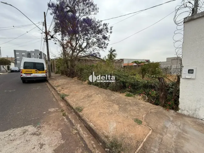 Terreno disponível para venda no bairro Granada em Uberlândia - MG.