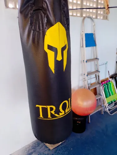 Vendo saco de boxe semi novo!
