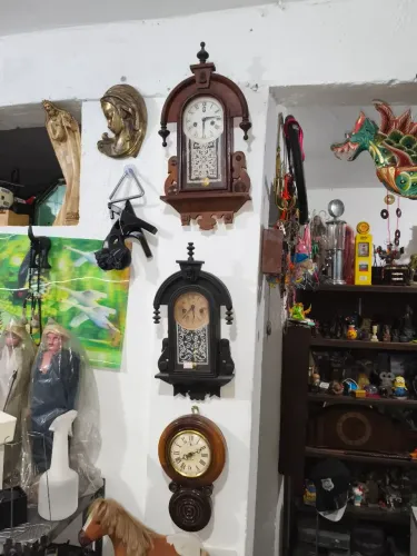 Três relógios acorda para restauração ou uso decorativo nenhum está funcionando