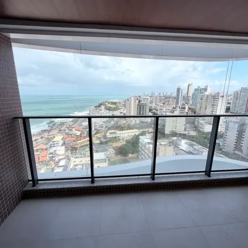 EXCELENTE APARTAMENTO 2/4 COM SUÍTE E VARANDA NO BEACH CLASS RIO VERMELHO