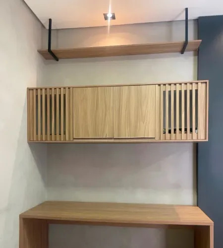 Armário Aéreo Suspenso com Portas Ripadas + Prateleira