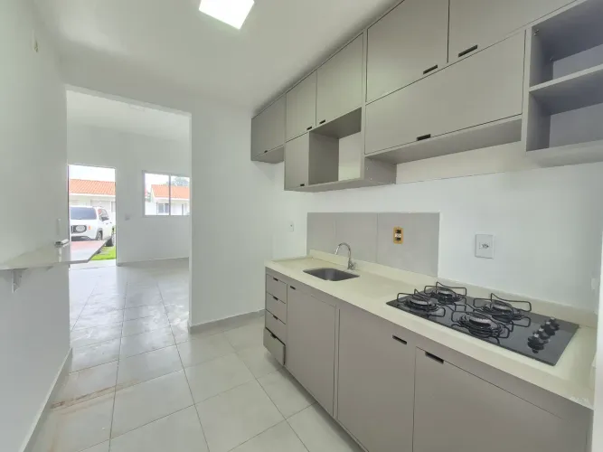 Alugo Casa em Condomínio