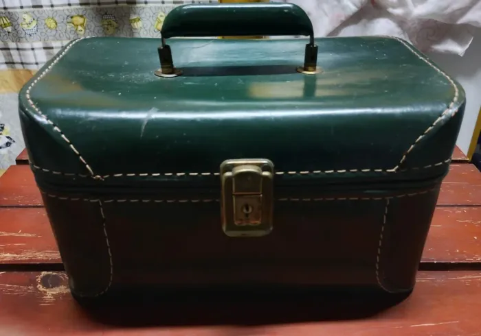 Frasqueira  vintage IKA de couro verde 28x15  em ótimo estado