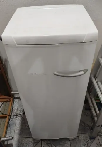 Freezer vertical Eletrolux Fe18 245L