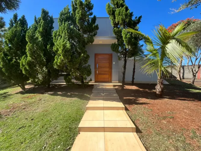 Casa com 03 Quartos sendo 01 Suíte com Planejados e Piscina no Condomínio Residencial Verm