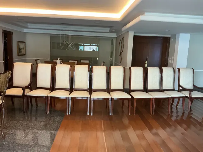 Conjunto com 10 Cadeiras clássicas em madeira Excelente qualidade e conservação.