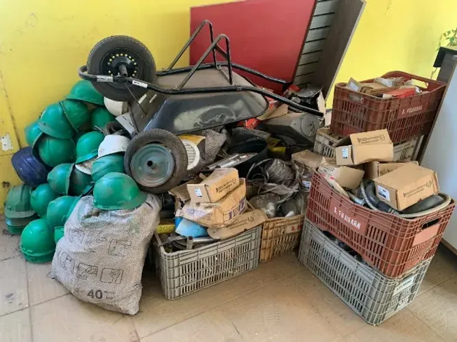 Lote de materiais para construção, segurança e ferragens / 400 a 500 kg
