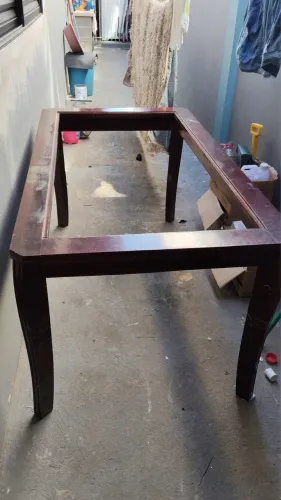 Mesa de jantar sem cadeiras