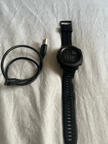 Relógio Garmin Instinct Preto GPS Esportivo + Cabo de Carregamento