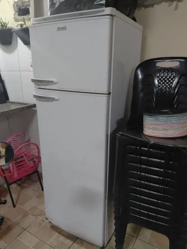 Geladeira da dako semi nova