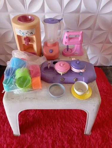 Mesinha c brinquedos cozinha
