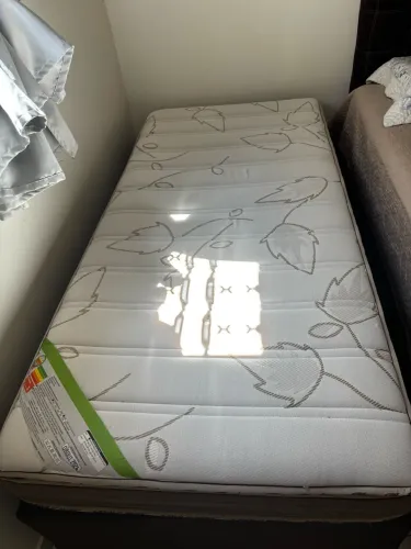 Cama solteiro, colchão e box em ótimo estado