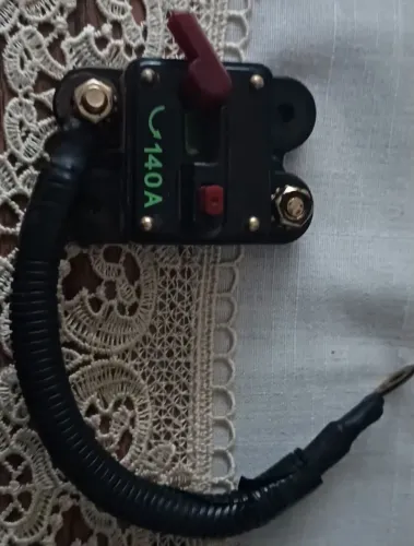disjuntor automotivo rearmável de 140 Amperes (140A)