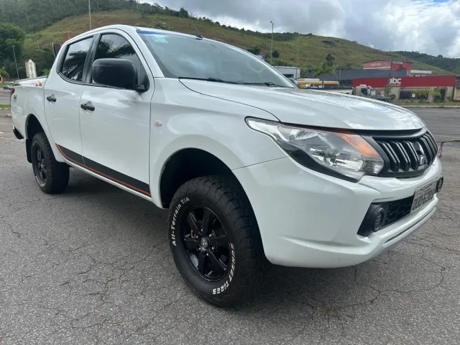Mitsubishi L200 Triton Sport GLX 2.4 CD Diesel Mec. 2020