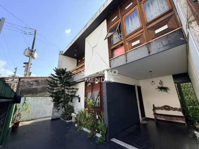Casa de 200 m² com 4 quartos à venda em Nazaré, Belém até 3 vagas
