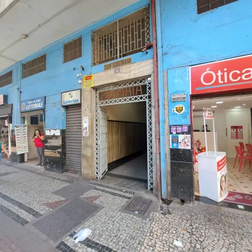Sala a um quarteirão da Praça 7 com 36m2  condomínio barato