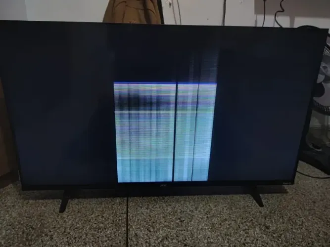 TV AOC 42 polegadas modelo 42S5045/78G para retirada de peças ou conserto.  A TV está muit