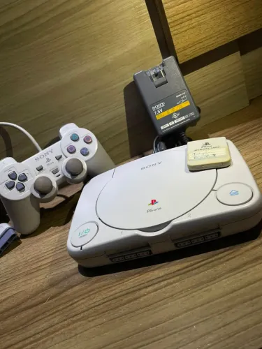 PlayStation 1 baby com detalhe no leitor 
