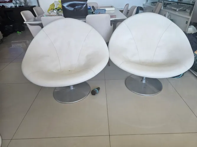 2 Poltronas de couro brancas