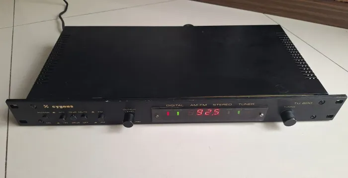 Tuner cynus TU 800
