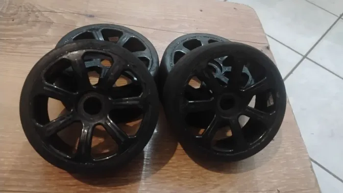 Vendo um automodelo 1,8 elétrico HPI 6s ótimo estado tem 2 bolha uma da e o outro é horig