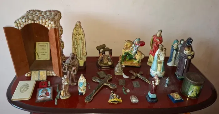 Oratório com vários itens em bom estado