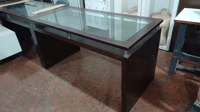 Mesa de escritório em madeira com elevação em vidro