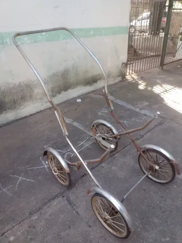 Carrinho de bebê antigo