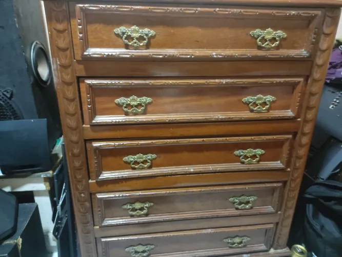 Vendesse comodula 5 gavetas madeira antiga
