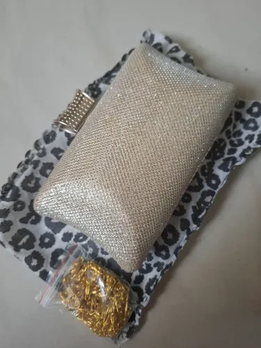 Bolsa Clutch Dourada com Fecho em Strass e Alça de Corrente