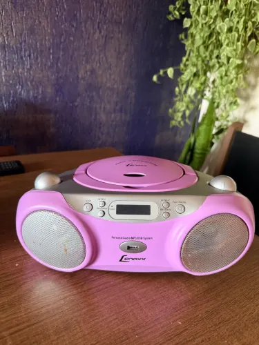 MP3, entrada USB, entrada auxiliar e rádio