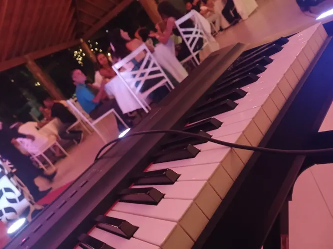 Piano yamaha p121
