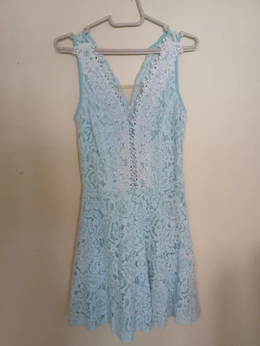 Vestido de festa em renda azul