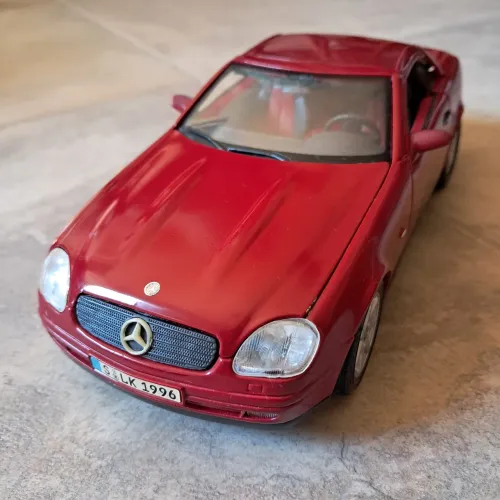 Miniatura 1:18 Mercedes-Benz SLK 230 Maisto - com teto retrátil funcional