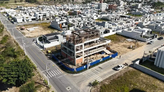 Com 1 apartamento por andar em frente ao lago do Bosque da Mata, venha conhecer essa unida
