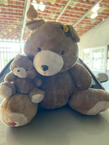 Urso de pelúcia gigante com ursinho, em ótimo estado de conservação.