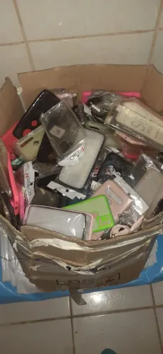 Vendo caixa com vários tipos e modelos diferentes de capas de celulares