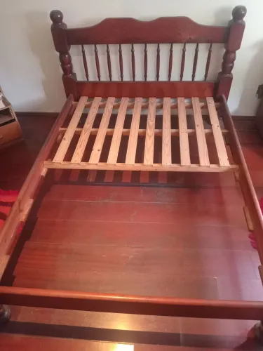 Cama casal de madeira maciça